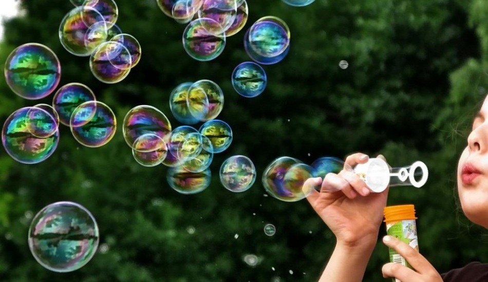 Красочные мыльные пузыри в воздухе из домашнего раствора, фото 1