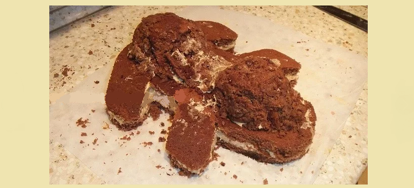 Form the dog’s body with a mass of cream and crumbs
