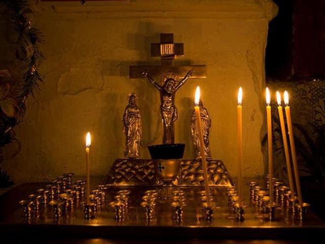 Как ставить свечу в церкви за врагов?