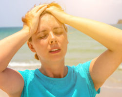Mengapa kepala sering sakit di musim panas dan apa yang harus dilakukan dengannya?