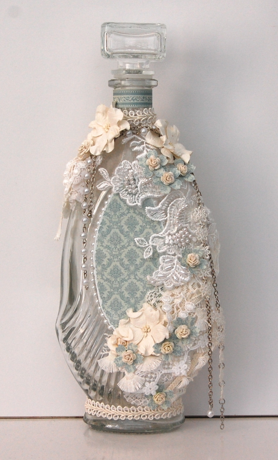 Decoupage of bottles of lace - a fairly elegant gift