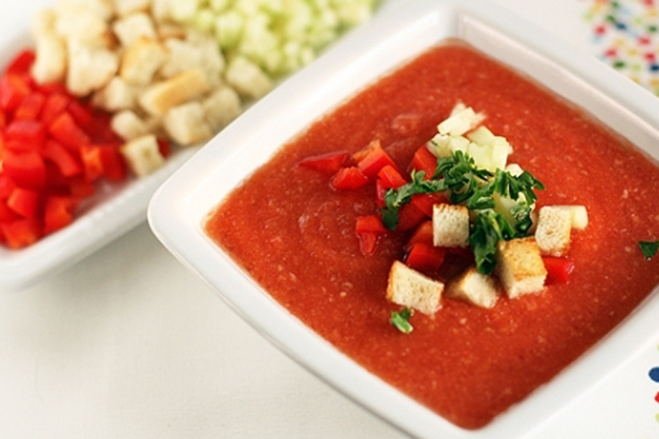 Gaspacho with crackers in Spanish
