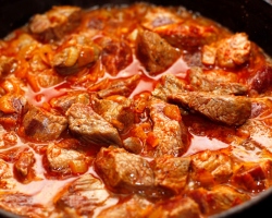 Χοιρινό goulash με σάλτσα: Οι καλύτερες συνταγές για το μαγείρεμα σε μια αργή κουζίνα, στο φούρνο, σε ένα τηγάνι. Πώς να μαγειρέψετε νόστιμο χοιρινό γούλας με σάλτσα, όπως σε ένα νηπιαγωγείο, τραπεζαρία, με ξινή κρέμα, σε ουγγρικά, μανιτάρια, καρότα, κρεμμύδια, ντομάτες, αλεύρι: συνταγή