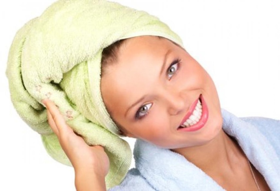 Чтобы маска лучше подействовала, волосы нужно укутать в большое банное полотенце