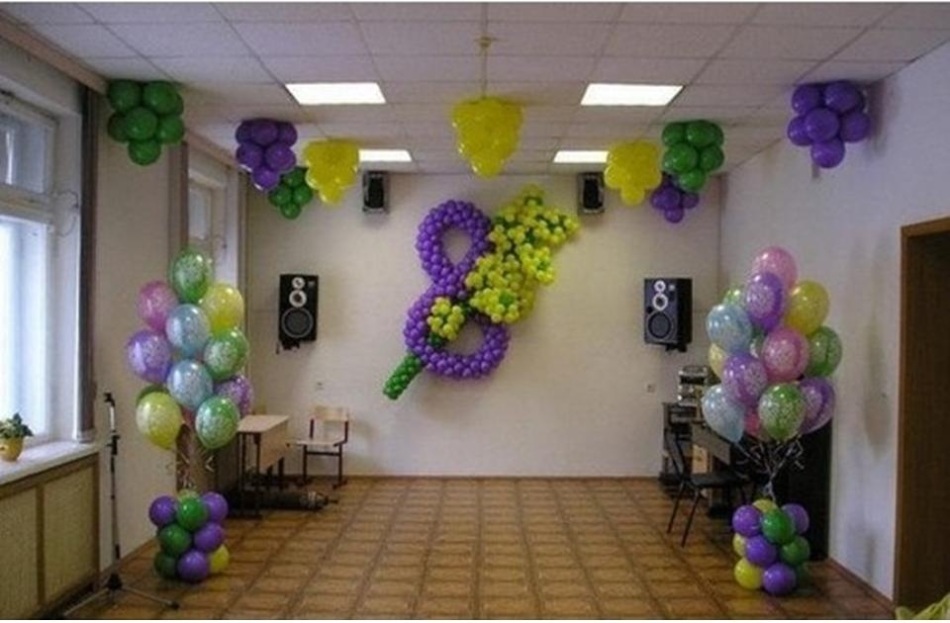 Ideas for the design of garlands from the balls of the premises by March 8, example 13