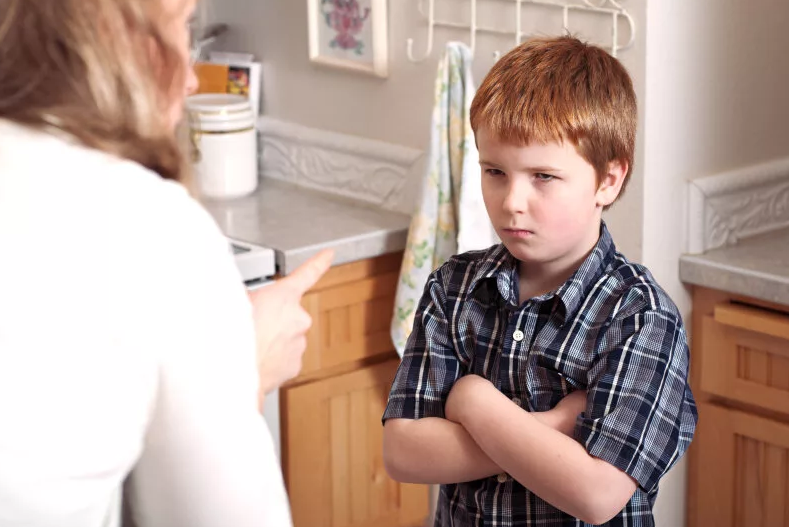 Ne punissez pas strictement si l'enfant ment constamment