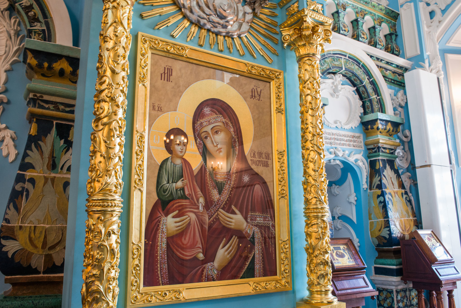 A kolostorban a három kezű Isten anyja csodálatos ikonja