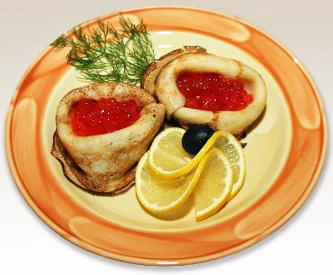 Presentasi pancake yang sangat menarik dengan kaviar