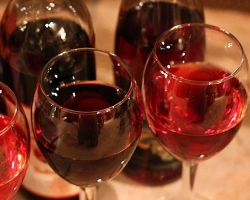 Homemade wine made of blackcurrant with raspberries: recipe