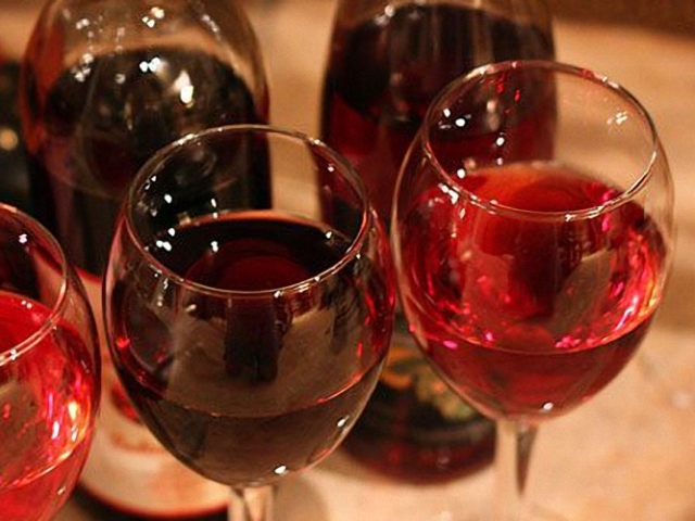 Anggur buatan sendiri yang terbuat dari blackcurrant dengan raspberry: resep