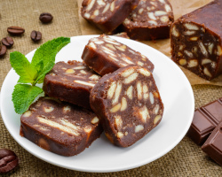 Λουκάνικο σοκολάτας από μπισκότα: Μια απλή κλασική συνταγή βήμα -βήμα από την παιδική ηλικία. Πώς να φτιάξετε νόστιμο λουκάνικο σοκολάτας από μπισκότα και κακάο, με συμπυκνωμένο γάλα, χωρίς λάδι, με καρύδια, σοκολάτα, σταφίδες, πάνινα παπούτσια, από ένα μίγμα παιδιών χωρίς ψήσιμο: συνταγές