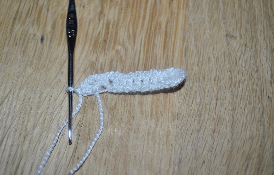 Knitting a chain to create a cat for laying