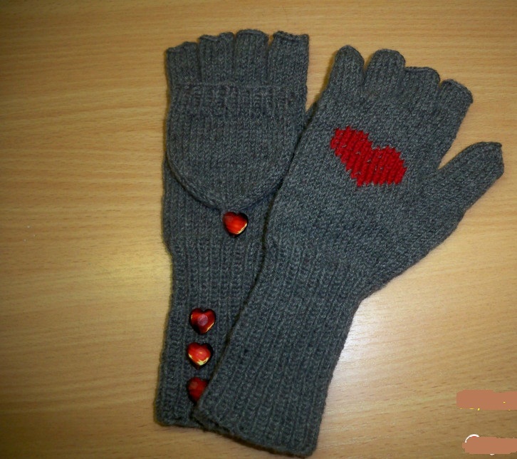 Симпатичные перчатки-варежки с сердечком и пуговицами