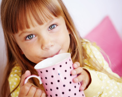 Από ποια ηλικία μπορείτε να δώσετε στο παιδί σας να πιει πράσινο, μαύρο, χαμομήλι, τσάι Ivan, Linden, κουρτίνα, τζίντζερ, μέντα, τριαντάφυλλο;
