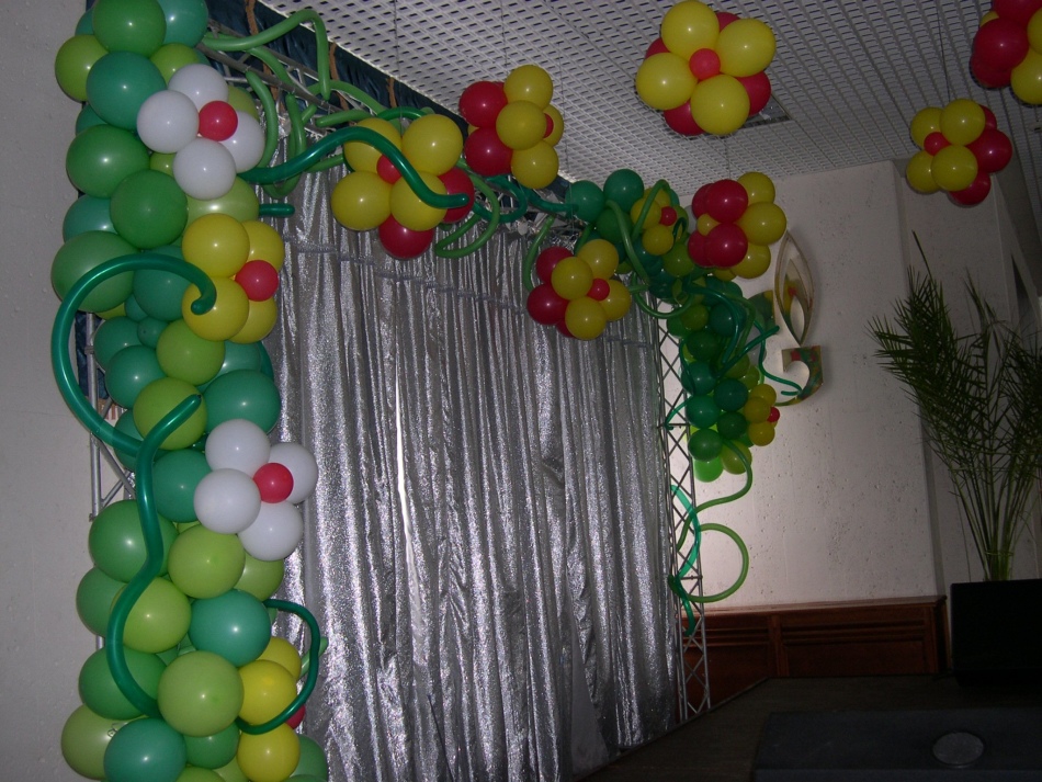 Ideas for the design of garlands from the balls of the premises by March 8, example 5
