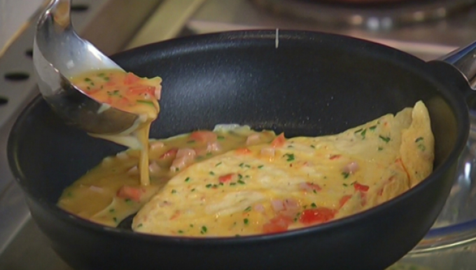 Roulette Omlet avec jambon ou bacon: tordre l'omelette