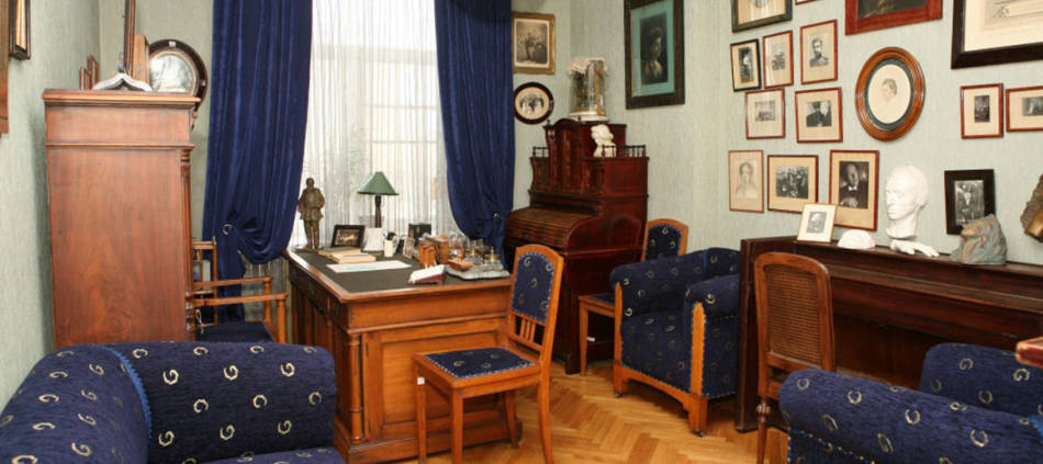 В музее-квартире немировича-данченко царит атмосфера полного присутствия хозяина