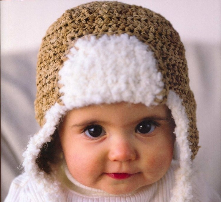 Boucle d'oreille tricotée mignonne sur une petite fille