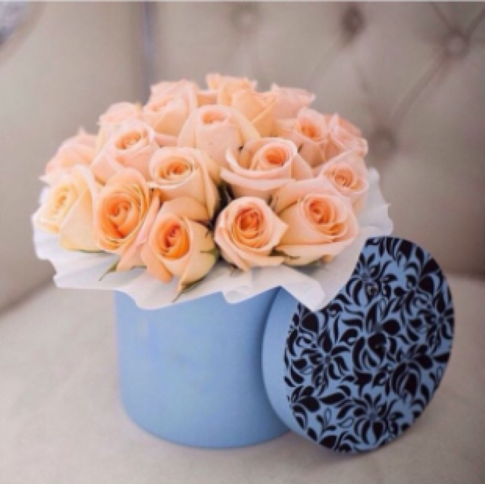 Petite boîte avec un bouquet de roses