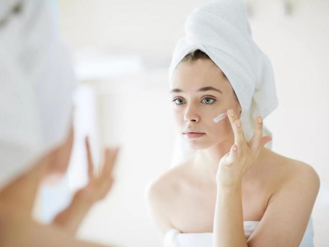 Pourquoi l'acné apparaît sur le visage - les causes de l'inflammation. Quel est le remède le plus efficace pour l'acné sur le visage?