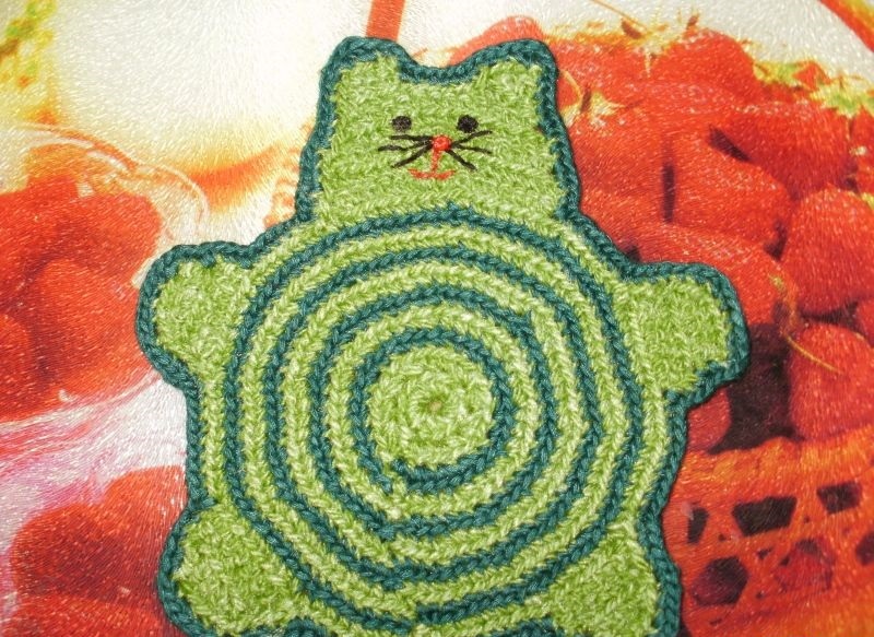 Cute knitted sheet for dishes in the form of a cat
