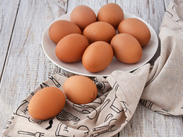 Яйца с двумя желтками: почему их несут куры и можно ли их есть?