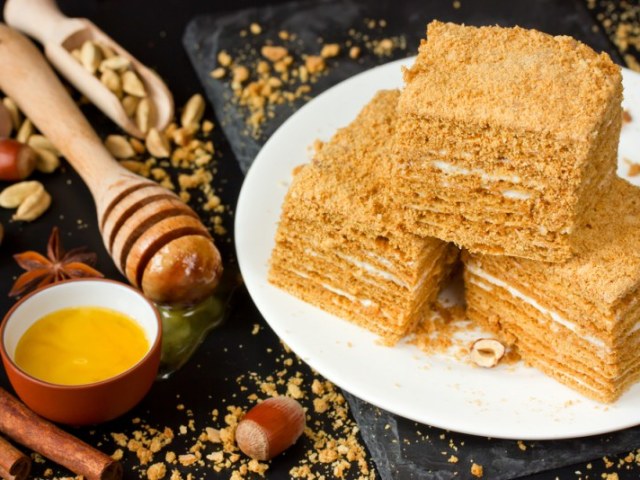 Медовые коржи для торта: 7 самых вкусных рецептов, полезные советы