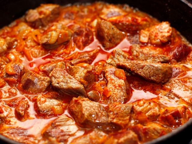 Goulash de porc avec sauce: les meilleures recettes de cuisson dans une mijoteuse, dans le four, dans une casserole. Comment faire cuire de délicieux goulash de porc avec de la sauce, comme dans un jardin d'enfants, une salle à manger, avec de la crème sure, en hongrois, des champignons, des carottes, des oignons, des tomates, de la farine: recette