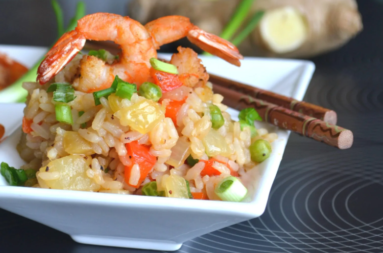 Рис с морепродуктами, креветками и соевым соусом
