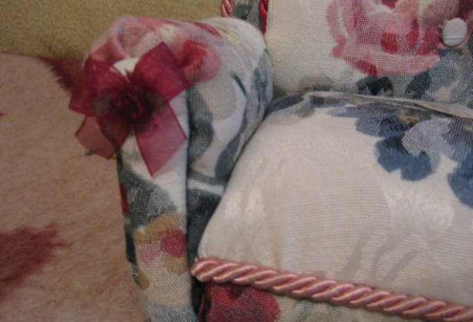 Πώς να ράψετε έναν μαλακό καναπέ με κούκλα με τα χέρια σας από αυτοσχέδια υλικά: Βήμα14