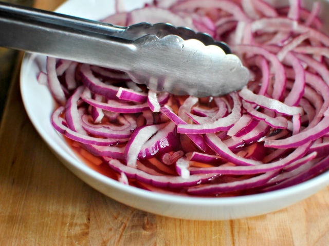 Pickled onion. Recipes of pickled onions in vinegar, mayonnaise, oil, lemon, tomato, in Korean