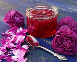 Rose Petal Jam: Sifat bermanfaat dan penyembuhan. Bagaimana cara membuat selai kelopak mawar teh, tanpa gula, tanpa kelopak, dengan madu?