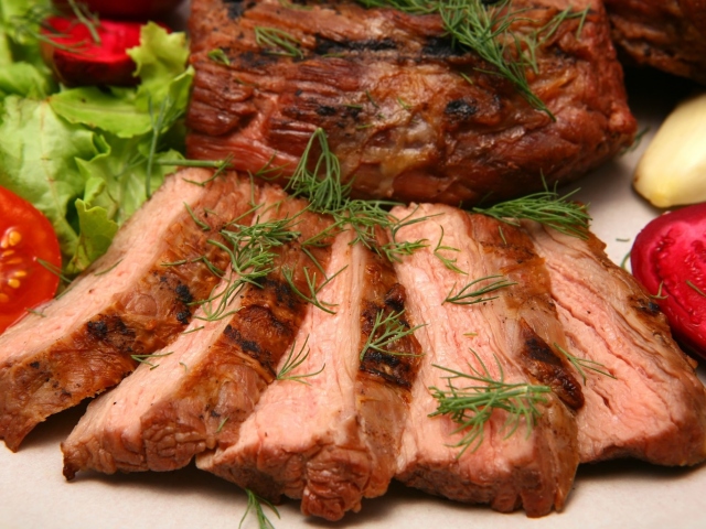 Cara memasak daging dalam oven dengan jamur, sayuran, dengan bawang putih, dengan kol berwarna: resep
