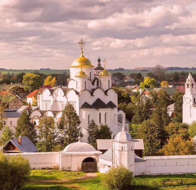 Суздаль - живописный город-музей, который прекрасно вписывается в золотое кольцо россии