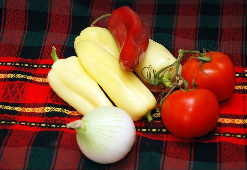 Τα κύρια συστατικά για το lecho από την ντομάτα, το πιπέρι και το κρεμμύδι