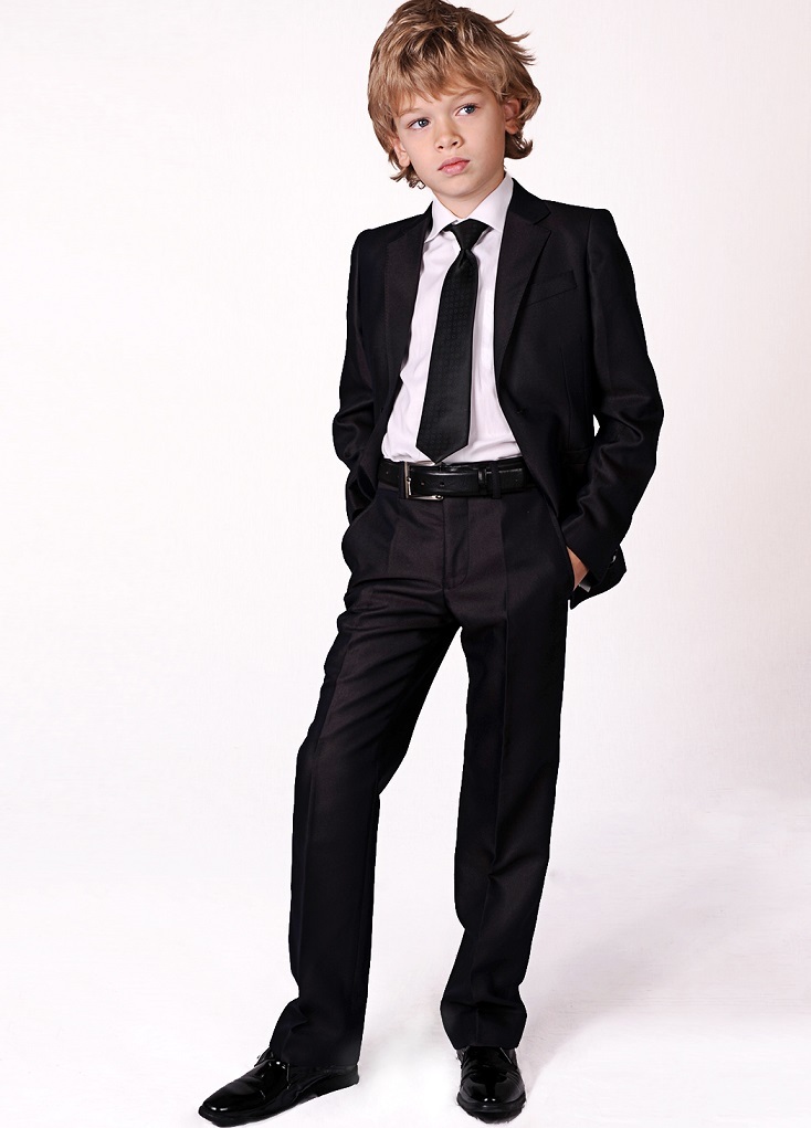 For a celebration to the boy, a classic black suit and shoes are suitable