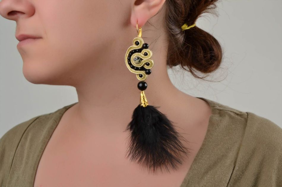 Earrings of sophisticated forms with fur for 2022-2023