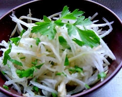 Salad Dikon yang paling lezat dengan mentimun, kol putih dan brokoli, apel, telur, dalam bahasa Korea, Asia, tomat, ayam dan keju, alpukat