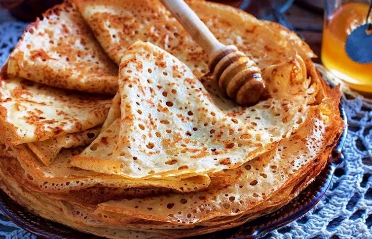 Eier werden beim Backen, Pfannkuchen, Sauce benötigt