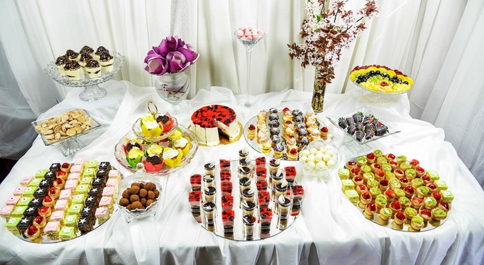 Cómo decorar la mesa central de un niño con sus propias manos: ideas, servicio, foto