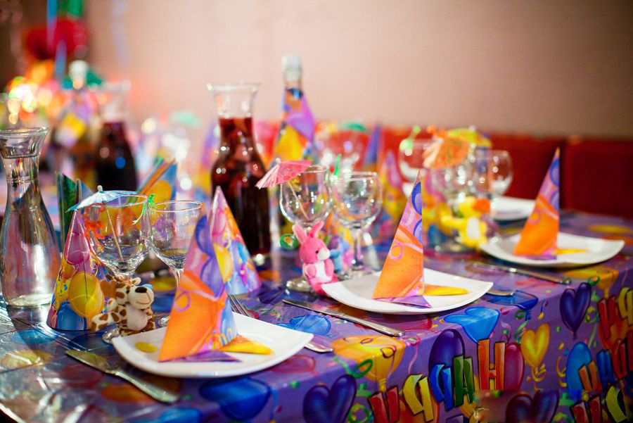Εξυπηρέτηση του εορταστικού γλυκού τραπέζι των παιδιών