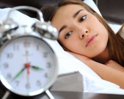 Souvent, je me réveille et me lève la nuit: des raisons. Que faire avec un réveil fréquent et un mauvais rêve, quel médecin contacter? Les raisons de l'éveil fréquent chez les enfants et comment y faire face?