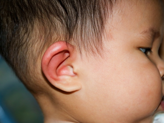 Po uhanih pokuka uho, po preboju: vzroki, zdravljenje