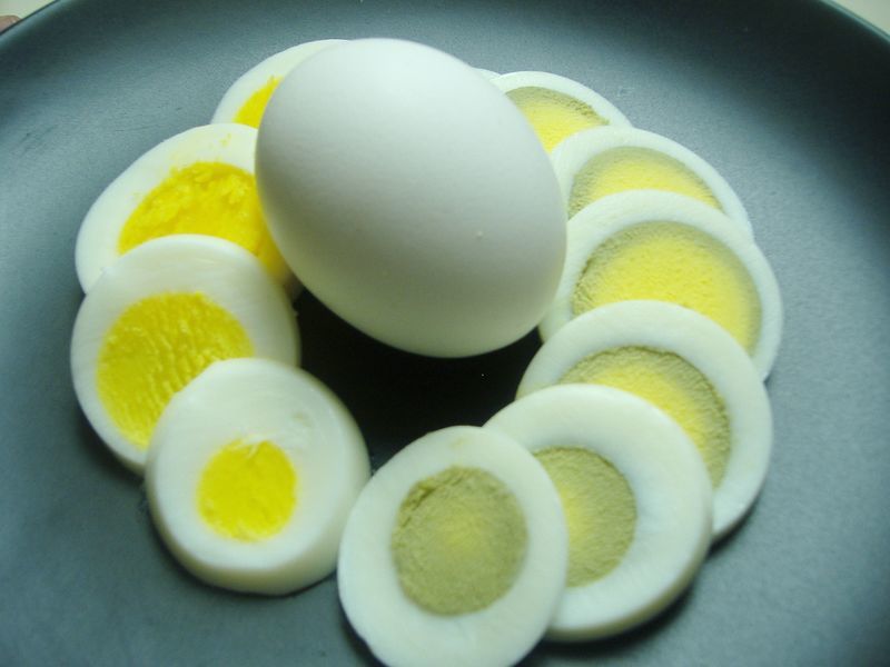Kolesterol yang terkandung dalam kuning telur mudah diserap oleh tubuh