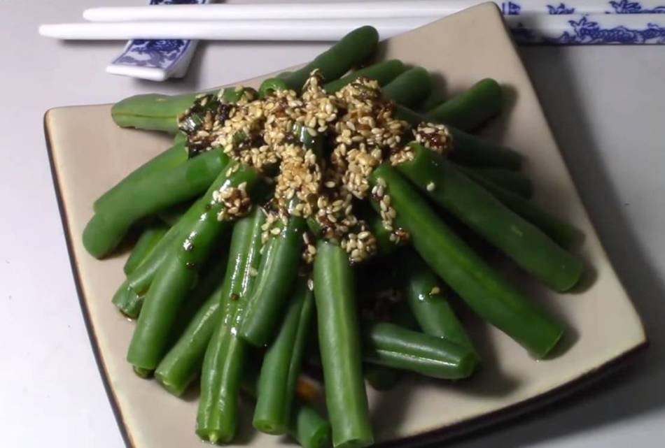 An example of a dietary dish is asparagus beans with sesame seeds.
