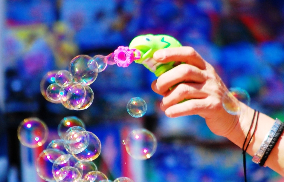 Des bulles de savon fortes sont fabriquées à la maison