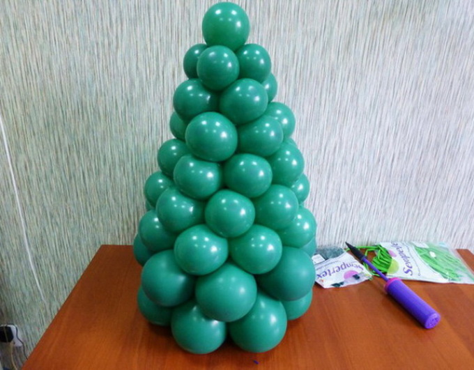 A Christmas tree from round balls