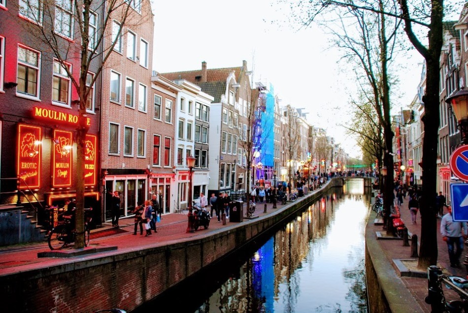 В амстердаме прекрасно все - от каналов вместо улиц, до неповторимой атмосферы комфорта, свободных взглядов и законов.