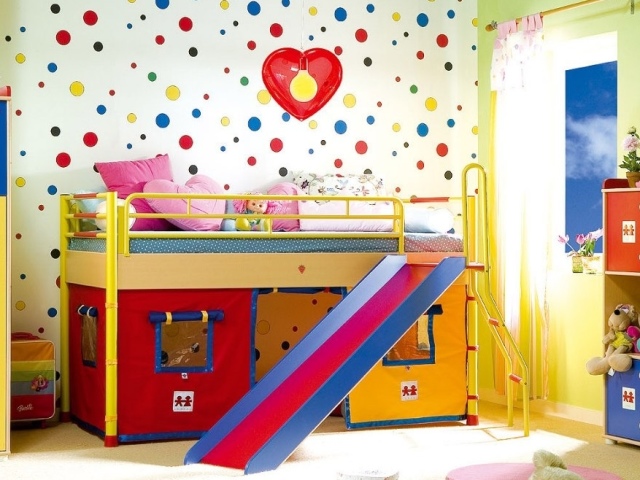 Zone des enfants dans un petit appartement. Comment mettre en évidence l'espace pour l'enfant?