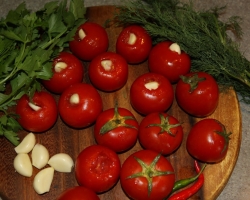 Tomates à l'ail à l'intérieur pour l'hiver: 2 meilleures étapes-partenaire avec des ingrédients détaillés